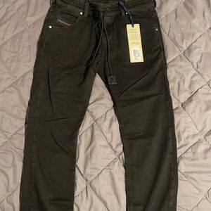 Diesel jogger pants with pockets and adjustable strings. Stretchy material.